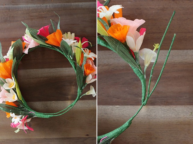 Dùng giấy xanh đã cắt thành 1 đoạn dài để quấn các bó hoa nhỏ vào sợi dây màu xanh, lưu ý chiều dài vòng hoa bằng với chu vi đầu bạn. 