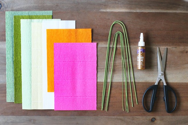 Để bắt tay vào việc, bạn cần chuẩn bị 180g giấy xếp nhiều màu sắc giúp tạo thành những loại hoa như pansy, cúc vạn thọ, hoa loa kèn và các kiểu lá, 2 sợi dây dài và 10 - 12 sợi dây ngắn hơn màu xanh lá cây chất liệu dễ uốn nắn, các mẫu lá bằng giấy bìa cứng, keo dính, kềm cắt dây, bút chì và kéo. 