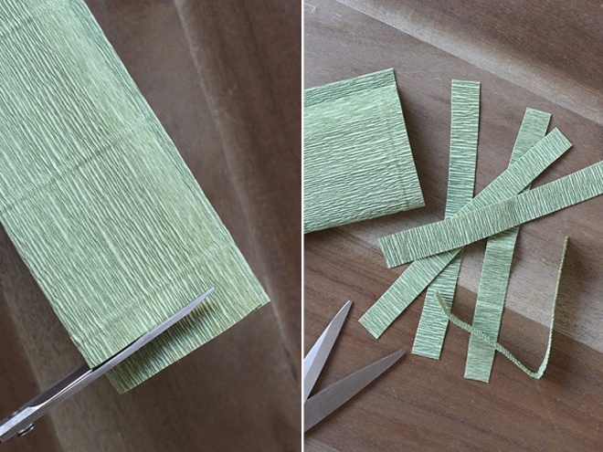 Gấp đôi tờ giấy xếp màu xanh, dùng kéo cắt thành những đoạn có bề ngang khoảng 3 – 4cm.