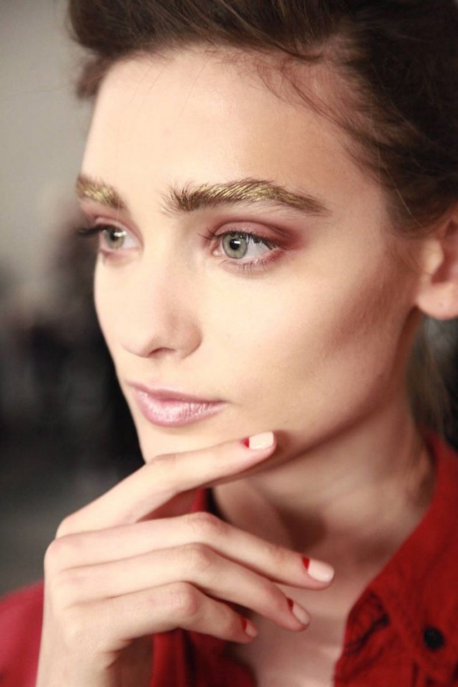 Phổ thông hơn là dùng bột vàng vẽ chân mày.