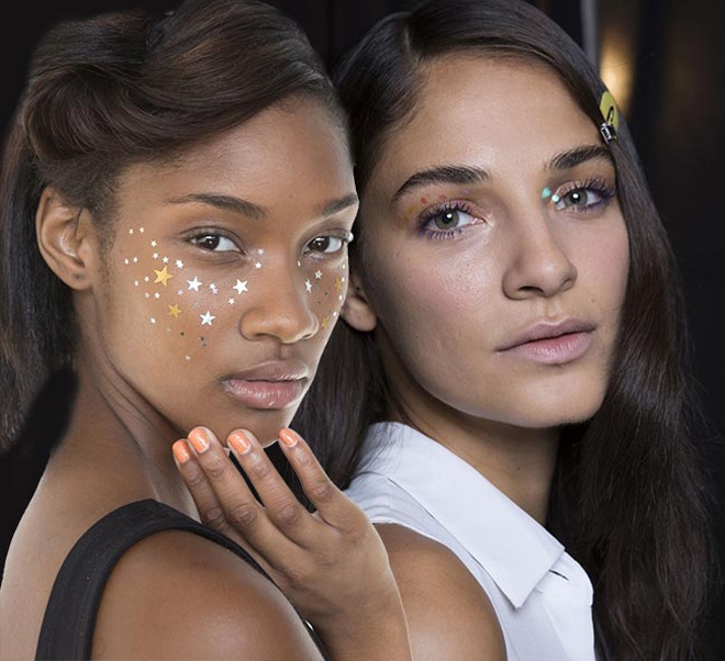 Nổi bật hơn, các miếng vàng nhiều kiểu dáng được dán trên má sẽ giúp các cô nàng thời thượng nổi bật rực rỡ trong các buổi tiệc sang trọng và hào nhoáng.