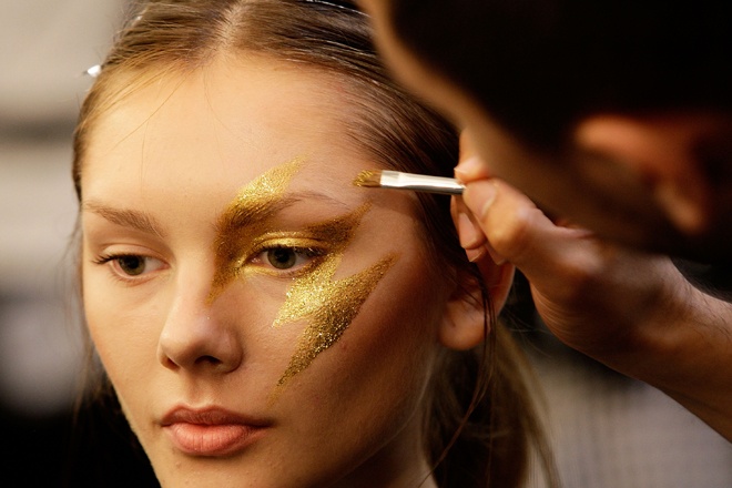 Thay cho màu ánh kim thường thấy, bột vàng tạo nét cuốn hút cực khác biệt cho người mẫu.