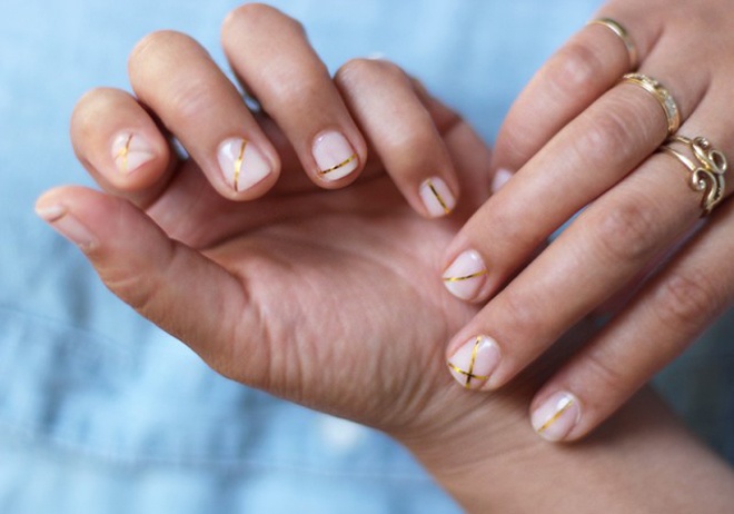 Một ưu điểm vượt trội của loại nail này là không cần phải tốn thời gian trang trí quá nhiều, vì chỉ cần một chút khéo léo bạn sẽ có ngay kiểu trang trí thật độc đáo cho tay xinh để tự tin đón mừng năm mới.