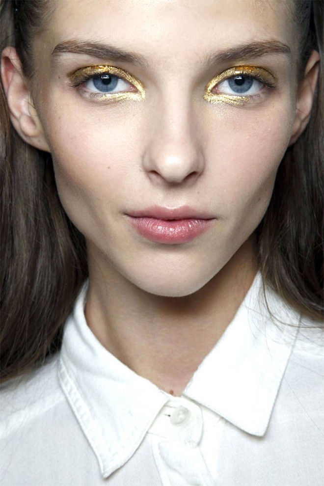 Phong cách trang điểm sử dụng vàng hay bạc thật phổ biến nhất là dùng bột vàng hoặc bạc làm phấn mắt.