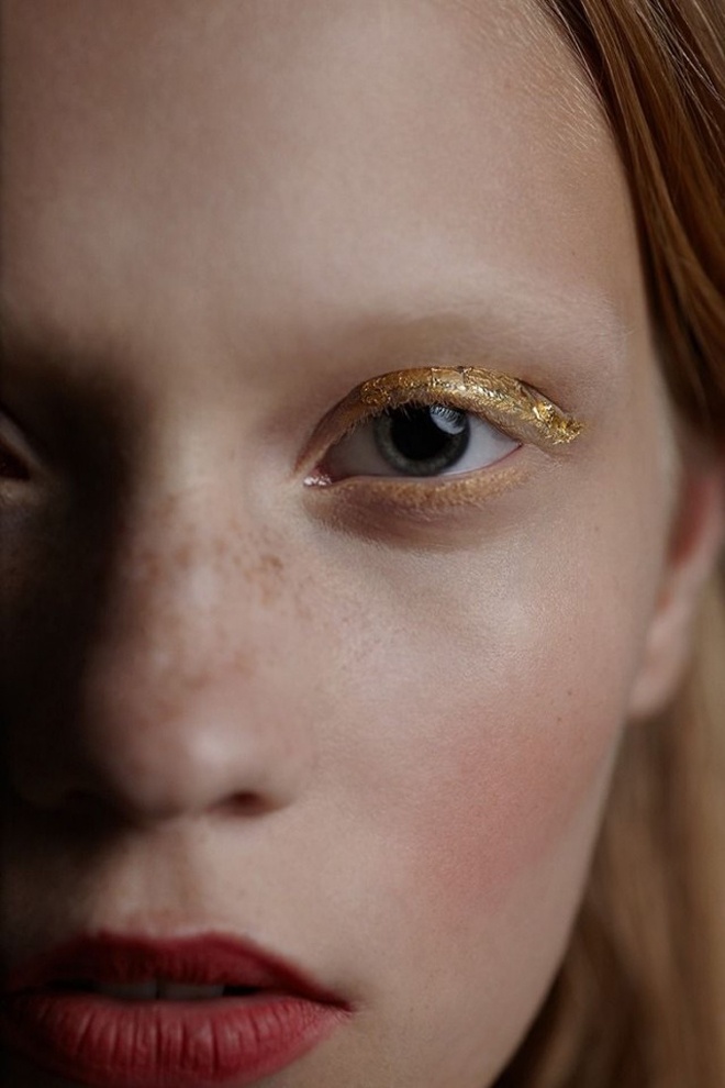 Trên sàn diễn bộ sưu tập 2015 mới nhất của Chanel tại Áo, nhiều người mẫu nổi tiếng nhất nhì làng mốt như Cara Delevingne, Kendall Jenner … đã được phủ lớp bột vàng lóng lánh trên mi thay cho phấn mắt.