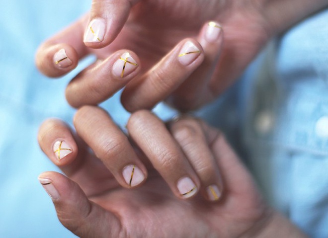 Phủ thêm một lớp sơn móng tay giúp nail được bền màu và lâu hư.