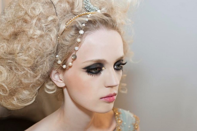 Cách trang điểm này rất phù hợp khi kết hợp thêm các phụ kiện tóc hoặc trang sức ánh kim hay vàng thật có kiểu dáng sang trọng, thanh lịch.