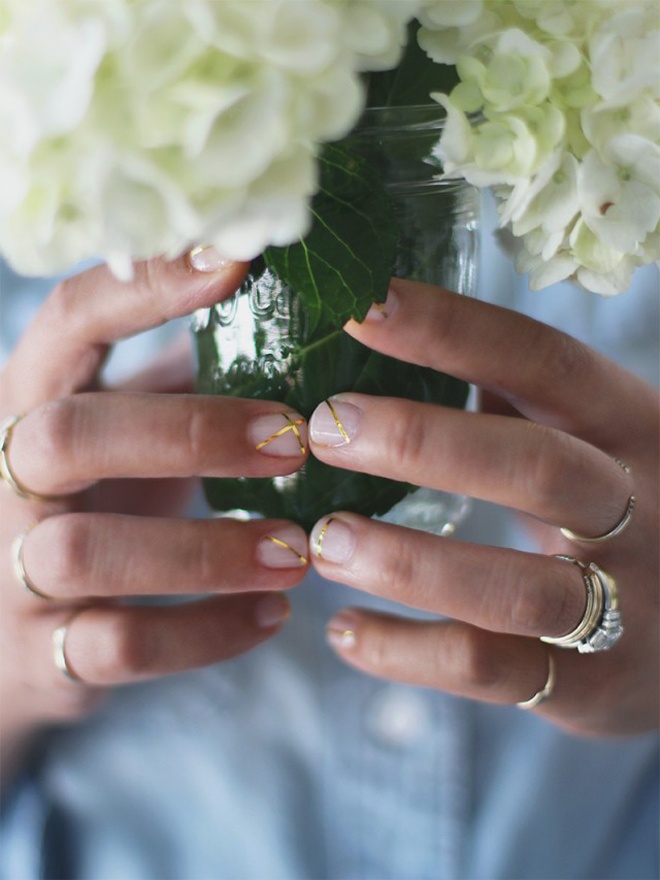 Thế là chỉ vài bước đơn giản, bạn đã có ngay một kiểu nail trang trí các sợi vàng ánh kim thật thanh lịch và quý phái để diện chung với các trang phục sang trọng khi dự tiệc.