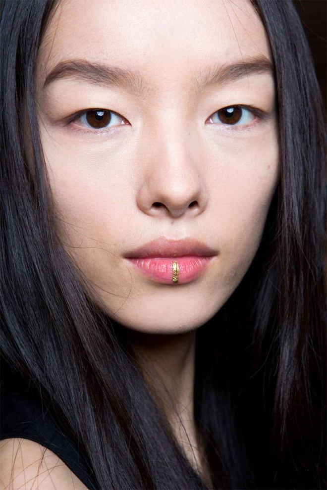 Đính vệt vàng trên môi, hay vàng miếng dưới mí mắt giúp cô nàng sành điệu tha hồ khoe vẻ đẹp đẳng cấp không thể lẫn với bất kỳ ai khác.