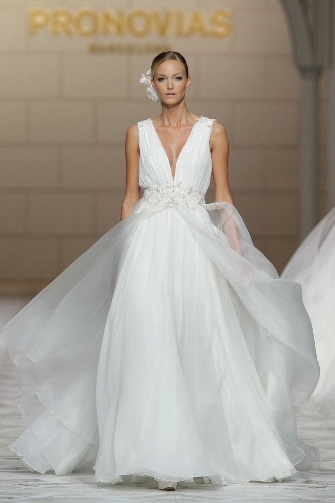 Không chỉ thích hợp với cô dâu có vòng 1 khiêm tốn, váy cưới cổ chữ V khoét sâu còn giúp những nàng mũm mĩn đánh lạc hướng sự chú ý vào ưu điểm bầu ngực đầy đặn thay vì thân hình tròn trịa của mình.