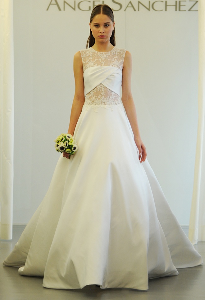 Thiết kế cưới cut – out vẫn có thể mang đến nét quyến rũ cho những cô dâu chuộng vẻ đẹp cổ điển và kín đáo, với những đường cắt được che hờ bằng ren, sheer mỏng kết hợp họa tiết hoa trang trí lãng mạn, ngọt ngào.