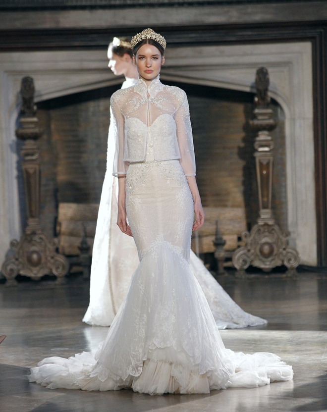 Inbal Dror là một trong những nhà mốt yêu chuộng phong cách độc đáo này hơn cả. Bằng chứng là trong bộ sưu tập Inbal Dror 2015 xuất hiện hàng chục mẫu thiết kế cưới theo xu hướng rất lạ và khác biệt này. 