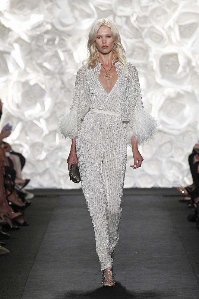 7. Áo cưới kết hợp quần. Rất kén người mặc và không nhiều cô dâu đủ dũng khí để diện loại trang phục cưới ấn tượng này trong ngày vui trọng đại của mình. Bởi kiểu váy cưới kết hợp quần thường chỉ thích hợp cho những cô nàng cá tính, nổi loạn và phá cách. 