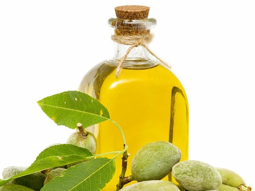 1. Dầu hạnh nhân: Một biện pháp rộng rãi để giúp môi luôn sáng hồng là dầu quả hạnh. Thoa chút dầu lên môi là có thể bảo vệ môi dưới ánh nắng gay gắt hay tiết trời hanh khô. 