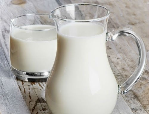 3. Sữa: Acid lactic có trong sữa làm sáng da rất tuyệt. Uống sữa thường xuyên hoặc thấm vài giọt vào miếng bông rồi đặt lên môi. Ngoài làm sáng da, sữa còn loại bỏ các tế bào chết, thủ phạm chính khiến môi sạm.