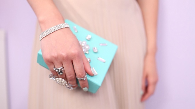 2 chiếc nhẫn sẽ đóng vai trò là móc khóa cho clutch giúp tránh làm rơi vãi đồ vật bên trong. Nhưng nếu muốn chắc chắn hơn, bạn có thể dán thêm 2 mặt nam châm mỏng nhằm tạo độ an toàn cao hơn.