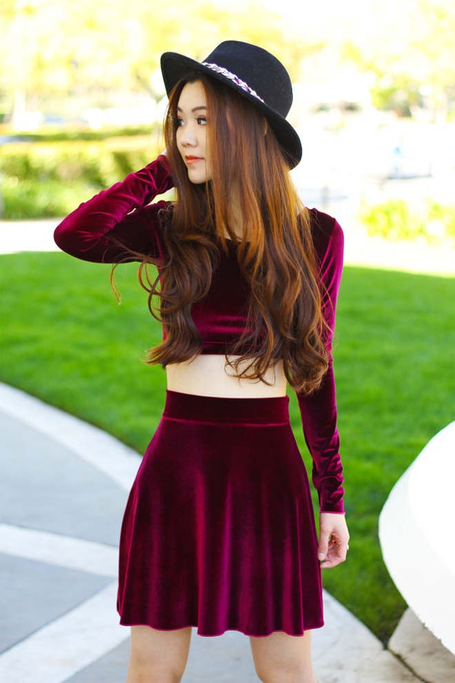 Các kiểu crop – top nhung hay len ấm áp cũng có thể là gợi ý hấp dẫn để kết hợp cùng váy, jeans và trend coat nhằm mang lại vẻ đẹp mới thật sành điệu của mùa xuân.