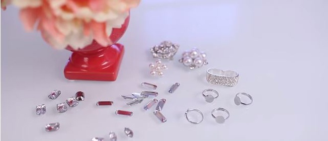 Quá trình tái chế cũng khá đơn giản và không chiếm nhiều thời gian của bạn. Để bắt tay vào việc, bạn cần sưu tập các vật liệu cần thiết sau: hộp giấy các tông hay hộp đựng quà hình vuông hoặc hình chữ nhật, hộp keo E6000, 1 cây súng bắn keo, thước kẻ, dao rọc giấy, kéo, cọ bằng bọt biển, sơn acrylic và sơn bóng. Ngoài ra cần chuẩn bị thêm hạt ngọc trai, hạt đá giả nhiều kích cỡ, 1 chiếc khăn satin và vài chiếc nhẫn cũ để trang trí.