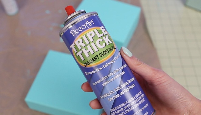 Bước 4. Phun sơn bóng khoảng từ 3 – 4 lớp để bề mặt hộp để chiếc clutch thành phẩm trông hoàn hảo và sáng bóng hơn.