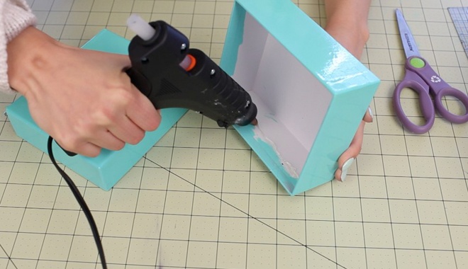 Bước 5. Dùng keo dán phần bìa chiếc nắp đã cắt vào một cạnh bên của hộp giấy.