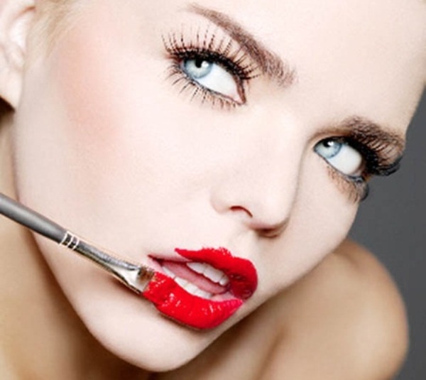 Tô son quá đậm: Đôi khi, vì quá lo lắng rằng son môi sớm phai, bạn thường tô son quá dày và đậm. Cách này không những làm màu son nhìn dày và không thật, mà còn có thể làm son lem ra răng, thậm chí dính lên cốc hay các loại thức ăn bạn dùng. Nếu muốn giữ màu son, hãy thoa lớp dưỡng ẩm xuống dưới cùng, thêm một chút phấn phủ lên trên rồi bắt đầu tô son màu. Hoặc bạn có thể kẻ đường viền môi để giữ màu son.