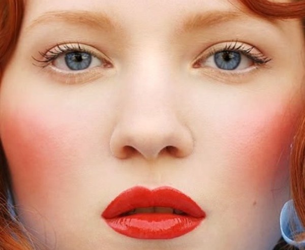 Đánh má hồng quá nhiều: Bạn thường đánh nhiều phấn má hồng vì sợ chúng sẽ nhạt đi nhanh chóng. Hơn nữa, nếu bạn sử dụng cọ để đánh má hồng khiến bạn không chắc chắn được số lượng phấn cần dùng khi trang điểm. Màu sắc đậm đà khiến khuôn mặt mất tự nhiên khi tập trung quá nhiều vào gò má.