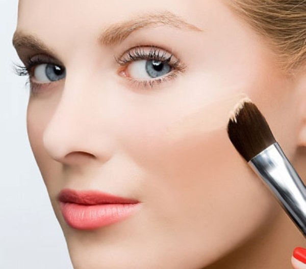 Dùng kem che khuyết điểm làm kem nền: Sử dụng kem che khuyết điểm như một lớp nền là lựa chọn sai lầm. Nhiều người thường thoa toàn bộ kem che khuyết điểm lên khắp mặt, nhưng bạn nên nhớ công dụng của loại kem này chỉ là che phủ một số vùng da sẫm màu, bị mụn... Bạn nên dùng sản phẩm này để giấu đi các nhược điểm nhất định, không nên thoa quá nhiều, nếu không, gương mặt sẽ bị dày phấn và cứng.