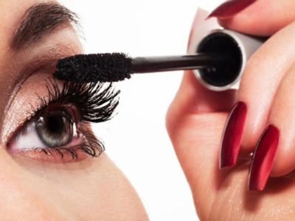 Mascara bị vón cục trên mi mắt: Mascara, nếu được áp dụng đúng cách, sẽ giúp bạn có đôi mắt hút hồn và cực kỳ lôi cuốn. Tuy nhiên, mọi thứ sẽ khác nếu bạn dùng mỹ phẩm quá hạn và xuống cấp. Phát hiện những sợi ngắn dài lộn xộn, bạn nên biết rằng đã đến lúc để thay một chiếc mascara mới cho lông mi của mình.
