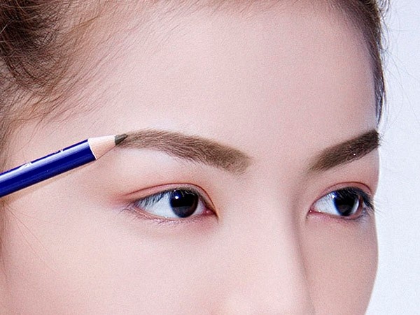 Kẻ lông mày bằng chì: Sử dụng bút chì để tô lông mày có thể làm đường chân mày thiếu tự nhiên, cứng. Thay vào đó, bạn nên chọn phấn mắt có màu phù hợp với lông mày, thoa lên bằng chổi bản nhỏ. Cách này khiến lông mày tươi tắn và tự nhiên, mềm mại hơn.