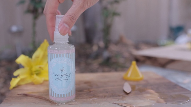 Ngoài công dụng duy trì độ ẩm giúp da mềm mại, sáng bóng, giảm hư tổn và khô rối cho mái tóc, dung dịch xịt khoáng tự chế còn có thể giúp bạn tạo lớp nền mềm mịn trên da như nước hoa hồng, giữ lớp trang điểm bền hơn bằng cách xịt khoáng lên toàn bộ mặt sau trang điểm, chờ khô rồi vỗ đều bề mặt da.