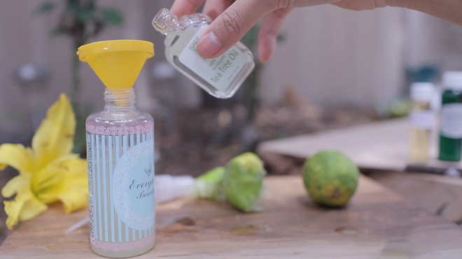 Thêm khoảng 10 giọt tinh dầu cây trà vào dung dịch giúp tạo mùi hương và cảm giác thư giãn. Có thể thay thế bằng dầu hoa oải hương, dầu hạnh nhân hoặc dầu dừa nếu muốn dung dịch xịt khoáng thêm tác dụng làm dịu cảm giác bỏng rát do nắng nóng trên da.