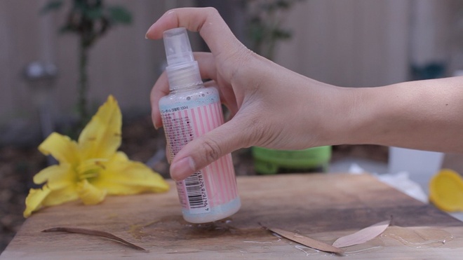 Lắc đều dung dịch và thử nghiệm trên tóc cùng vài vùng da nhạy cảm để kiểm tra độ nhạy cảm của cơ thể. Dù có tác dụng dưỡng ẩm tốt, nhưng dung dịch tự nhiên này không chứa chất bảo quản nên chỉ sử dụng trong 1 - 2 ngày và cần được bảo quản trong tủ lạnh.