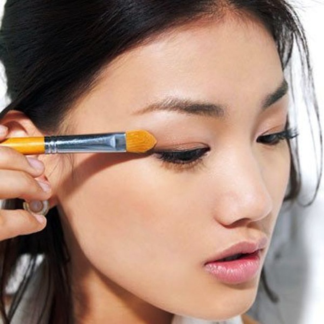 10. Tán phấn đều màu. Một quy tắc trang điểm mà tất cả bạn gái cần thuộc nằm lòng là không để các loại phấn mắt khác nhau trên mí mắt thành từng lớp tương phản màu sắc quá rõ rệt, vì như thế nhìn bạn sẽ thiếu chuyên nghiệp và dễ trở nên sến sẩm. Thay vào đó, nếu sử dụng nhiều hơn một màu phấn mắt, các sắc màu này phải được tán đều và pha dần vào nhau.