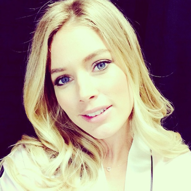 Nếu muốn có được những bức ảnh tự sướng quyến rũ như 1 trong những  thiên thần lộng lẫy nhất của Victoria’s Secrect, hãy tìm những nơi  tràn ngập ánh sáng tự nhiên hoặc trong phòng đủ ánh sáng đèn. Và nhớ là để ánh sáng chiếu thẳng vào phía trước, giúp khuôn mặt bạn luôn bừng sáng.