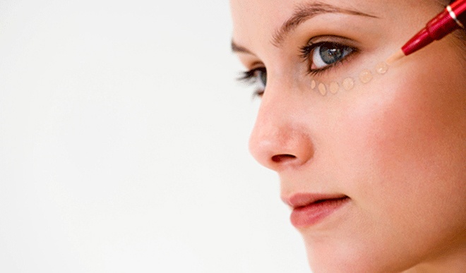 Để che bọng mắt và quầng thâm, bạn nên dùng kem che khuyết điểm dạng lỏng, có độ ẩm cao và chứa các thành phần vitamin A hoặc K. Màu kem phù hợp thường có tone hồng để trung hòa vùng da hơi xanh dưới mắt. Sau khi thoa kem che khuyết điểm, nên dùng thêm 1 lớp phấn phủ.