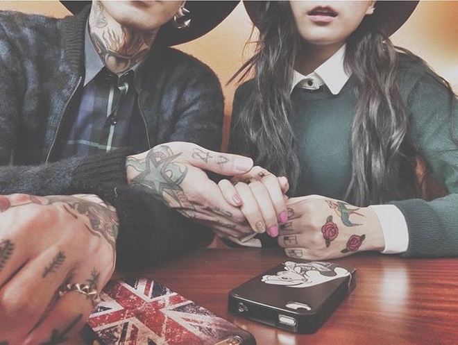 Sự đồng điệu trong trang phục, phụ kiện, màu sắc, họa tiết, style unisex và cả các hình xăm khiến cặp đôi này luôn nhận được lượt “like” khủng của cộng đồng mạng.