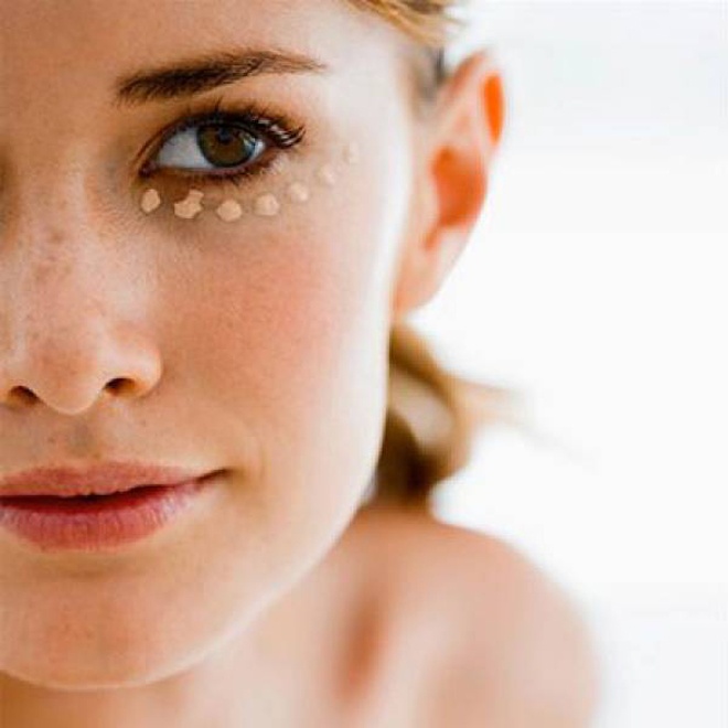 1. Chú ý vùng da quanh mắt. Quầng thâm hoặc các khuyết điểm xung quanh mắt sẽ làm giảm nét đẹp của cả khuôn mặt, dù bạn có chăm chút cho các khu vực khác kỹ càng đến đâu đi nữa. Vì vậy, sử dụng kem che khuyết điểm cho vùng mắt là rất quan trọng và cần được đầu tư đúng mức.