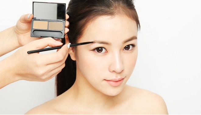 Bạn cũng nên chọn bút chì dạng bột vẽ khô, không dầu thay vì dùng bút kẻ dạng sáp, vì bút chì sáp dễ khiến vẻ ngoài kém tự nhiên.