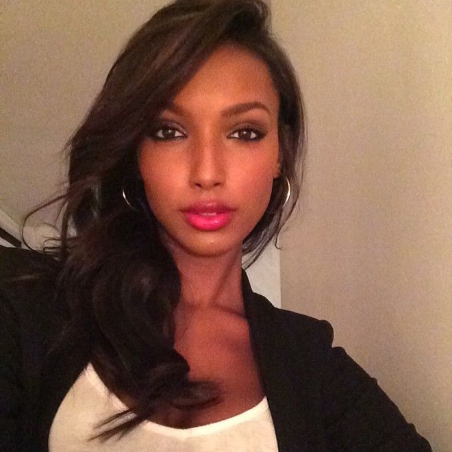 2. Tận dụng phấn highlight. Khi không đủ ánh sáng tự nhiên lẫn ánh đèn, hãy tận dụng cách trang điểm tạo điểm nhấn trên khuôn mặt và dùng thêm phấn phủ highlight tại vùng trán, mũi và xương gò má để vẫn ngời sáng như siêu mẫu 9X Jasmine Tookes.