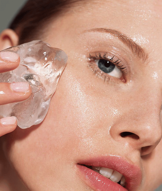 3. Giảm bọng mắt trước khi trang điểm. Bọng mắt sẽ khiến bạn trông mệt mỏi, thiếu sức sống dù đã trang điểm kỹ. Vì vậy trước khi làm đẹp cần tập trung đối phó với đôi mắt sưng húp. Cách đơn giản và tiết kiệm nhất để giảm bọng mắt là dùng vài viên đá, bọc trong khăn rồi chườm lên khu vực này.