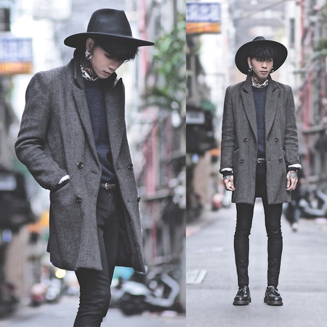 Áo khoác dáng dài tràn ngập trong tủ đồ của Ivan Chang và chúng giúp cho anh chàng sở hữu được phong cách layer sang trọng và lịch sự nhưng vẫn hiện đại, cá tính.