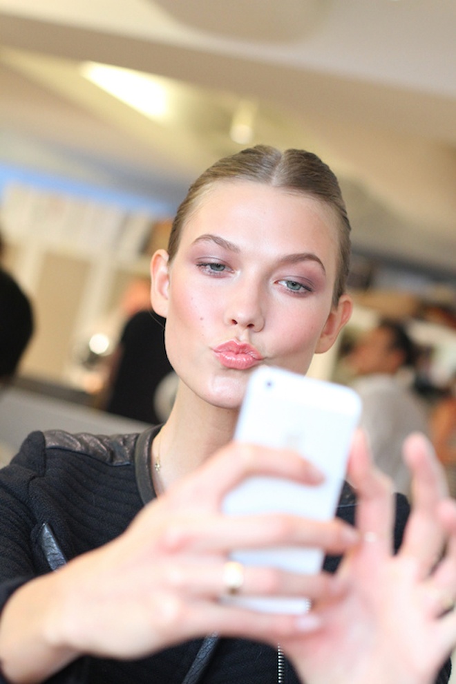 Và trong giới người mẫu quốc tế, nhắc tới Karlie Kloss nhiều người đã liên tưởng ngay đến biểu cảm selfie rất đặc trưng của người đẹp này. 