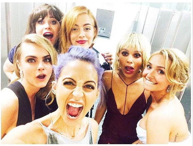 Đây cũng là kiểu chụp ảnh rộn tiếng cười rất thích hợp với các siêu mẫu lẫn những bạn trẻ tuổi teen, vì mỗi khoảng khắc khó quên đều được ghi lại thật lâu trên những bức hình và sẽ tràn ngập mạng xã hội, mang lại ngạc nhiên thú vị cho người xem.