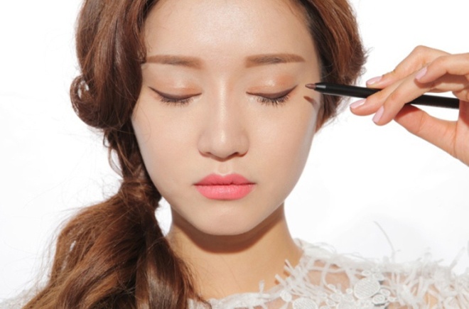 7. Tăng độ sáng cho vùng dưới lông mày. Sử dụng các loại phấn mắt màu sáng ở khoảng giữa vùng dưới lông mày đến xương chân mày để giúp đôi mắt của bạn tươi sáng và to tròn hơn.