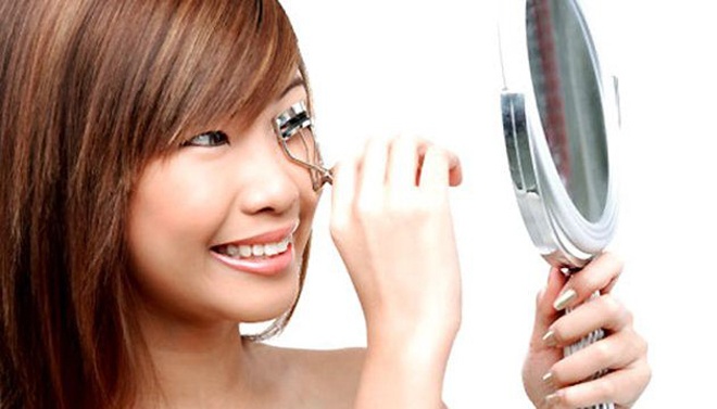 8. Đừng quên chuốt cong mi. Một trong những lỗi trang điểm phổ biến nhất của chị em là không uốn cong mi trước khi dùng mascara, khiến đôi mắt trông mệt mỏi, thiếu sức sống. 