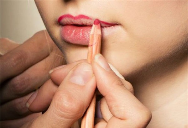 4. Dùng viền môi tối màu hơn màu son: Để tránh tô son lem ra ngoài, viền môi là một công cụ “cứu nguy” cho những cô nàng vụng về. Tuy nhiên, việc lựa chọn màu viền môi cũng rất quan trọng, hãy chọn màu gần nhất với màu son bạn sắp sử dụng, màu chì viền đậm hơn màu son sẽ làm đôi môi trông rất “kỳ quặc”.
