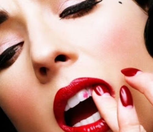 5. Để son dính vào răng: Tô son quá nhiều sẽ dễ khiến bạn lâm vào tình cảnh “xấu hổ” này mà không hề hay biết. Để khắc phục, sau khi tô son, hãy bặm môi vào 1 tờ khăn giấy để lấy đi lớp son dư, và để đề phòng, hãy soi gương để có thể lau đi phần son dính trên răng ngay lập tức.