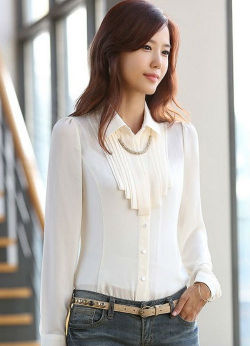 Màu sắc nhạt nhòa: Những bộ cánh đầy màu sắc, lòe loẹt không phù hợp với chốn công sở, nhưng không phải vì thế mà bạn chọn cho mình trang phục có màu sắc đơn giản, nhạt nhòa. Những chiếc áo sơ mi, chân váy đen chỉ thích hợp cho ngày đầu tuần hay những buổi họp quan trọng. Còn những ngày khác, bạn có thể diện những bộ đồ có màu sắc vừa phải. Sự tinh tế ấy sẽ giúp bạn luôn là một quý cô công sở cá tính, hiện đại và tươi tắn.