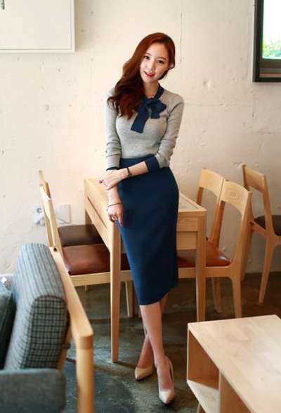 Đầm bó sát: Đầm bó sẽ giúp bạn gái khoe được vóc dáng hoàn mỹ của cơ thể. Tuy nhiên, nếu quá lạm dụng, bạn sẽ dễ bị lộ những ngấn mỡ thừa thãi trên cơ thể. Nếu thực sự yêu thích chiếc váy ôm sát này đến công sở thì bạn nên tạo điểm nhấn trên thân váy để đánh lạc hướng người đối diện. Ngoài ra, bạn có thể kết hợp váy bó sát cùng áo khoác hoặc chọn những chiếc váy bó dài đến đầu gối để hoàn thiện cho diện mạo sang trọng của mình. 