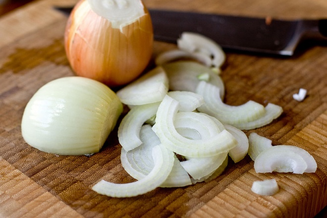 3. Hành. Các chất alliums có trong hành dù làm hơi thở khó chịu nhưng lại rất có lợi trong việc giữ màu răng trắng sáng. Những củ hành không màu sẽ không gây nên vết ố trên răng như các loại thực phẩm khác, dù bạn có tiêu thụ chúng nhiều trong mỗi bữa ăn. Để loại bỏ mùi vị khó chịu, chỉ cần chải sạch răng sau khi thưởng thức, giúp răng có thêm cơ hội được vệ sinh và trắng bóng hơn.